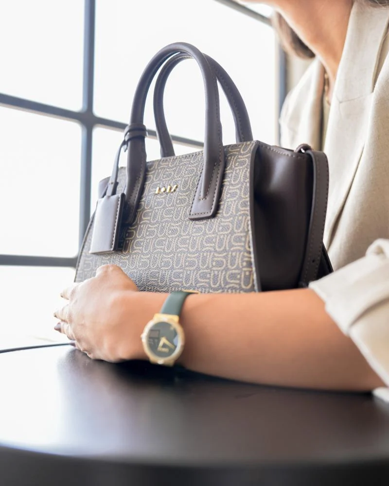 شنطة نسائية بتصميم أنيق